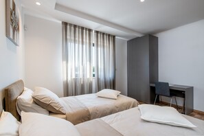 2 bedrooms, in-room safe, desk, iron/ironing board
