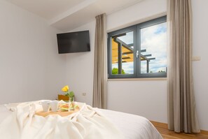 2 Schlafzimmer, Zimmersafe, Schreibtisch, Bügeleisen/Bügelbrett