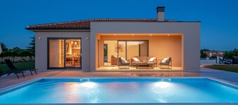 Stylish New design Villa, 1.400 m2 garden with private pool ,Central Istria