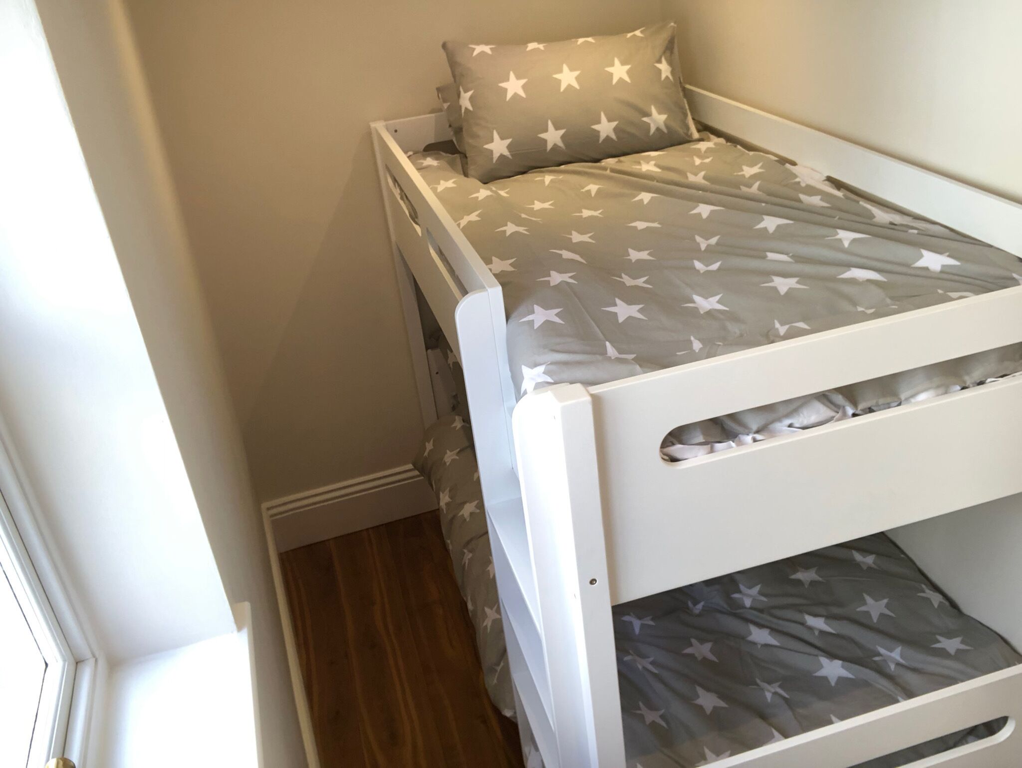 2 chambres, bureau, fer et planche à repasser, lit parapluie