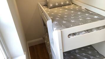 2 chambres, bureau, fer et planche Ă repasser, lit parapluie