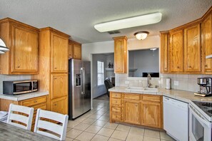 Geladeira, micro-ondas, cooktop, lava-louças