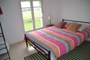 6 عدّة غرف نوم ومكواة/لوح كي وسرير سفر وواي فاي مجانًا