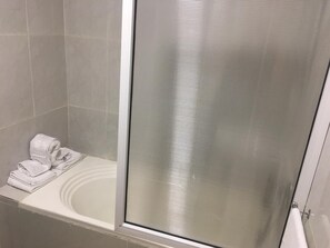 Duschwanne, Handtücher, Seife, Toilettenpapier