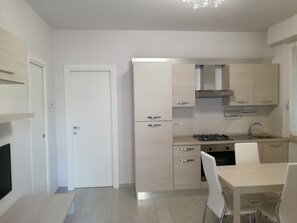 Microwave, cookware/dishes/utensils