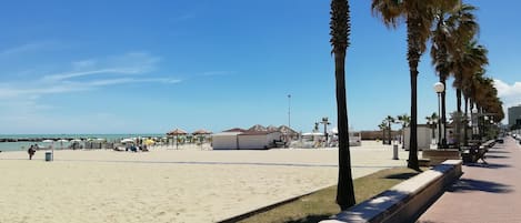 Una spiaggia nelle vicinanze