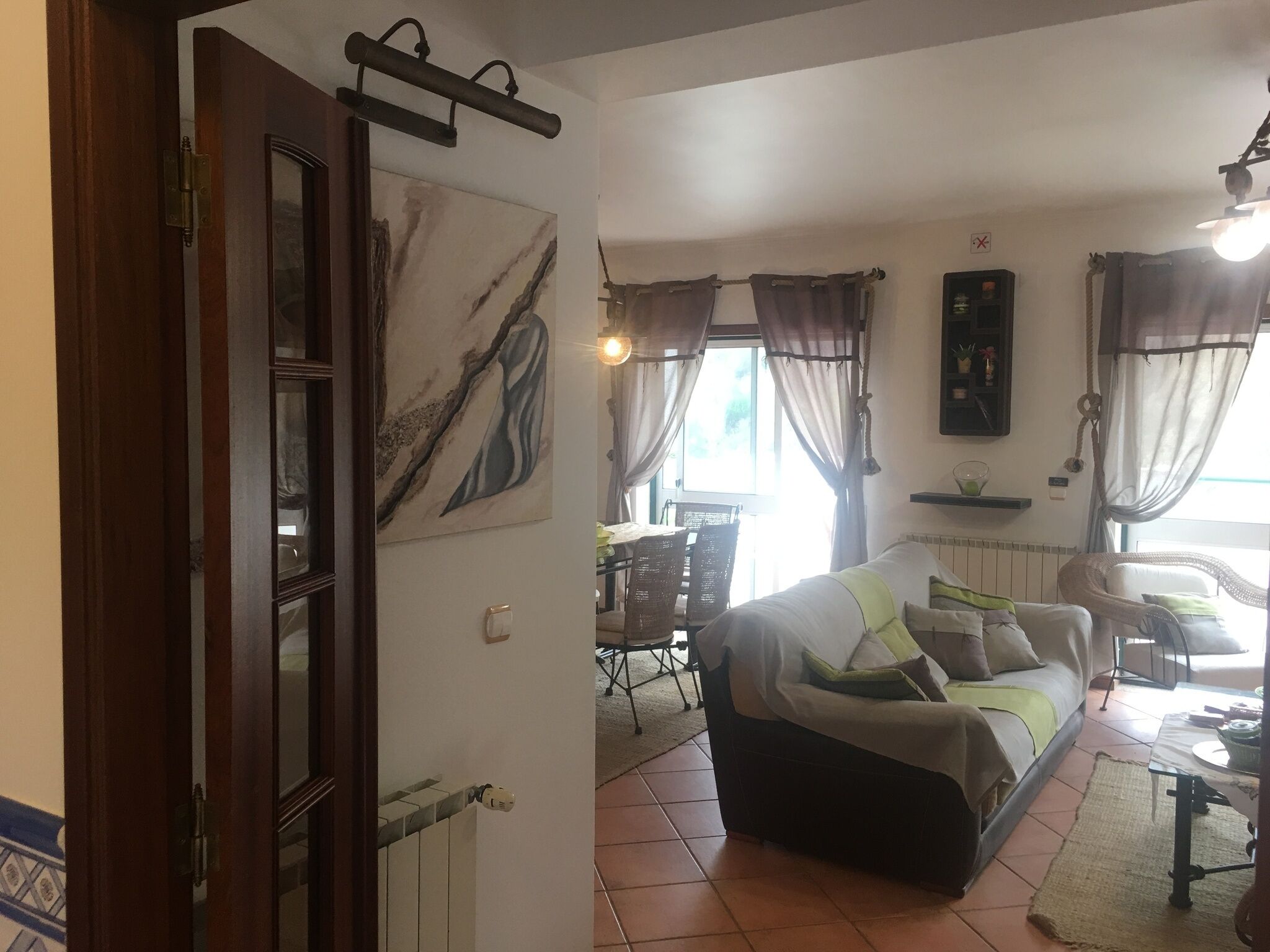 Télévision, cheminée, lecteur de DVD, livres