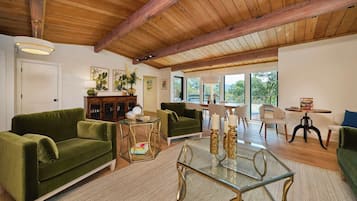 テレビ、暖炉、書斎 / ワークスペース