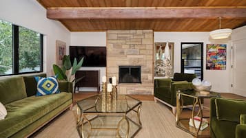 テレビ、暖炉、書斎 / ワークスペース