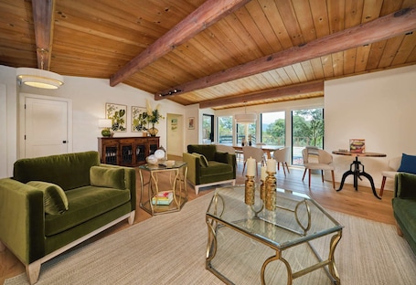 TV, fireplace, offices. Santa Lucia Range Views from the Patio, Putting Green, Near Downtown!