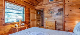 Red Fox Den Luxury Cabin