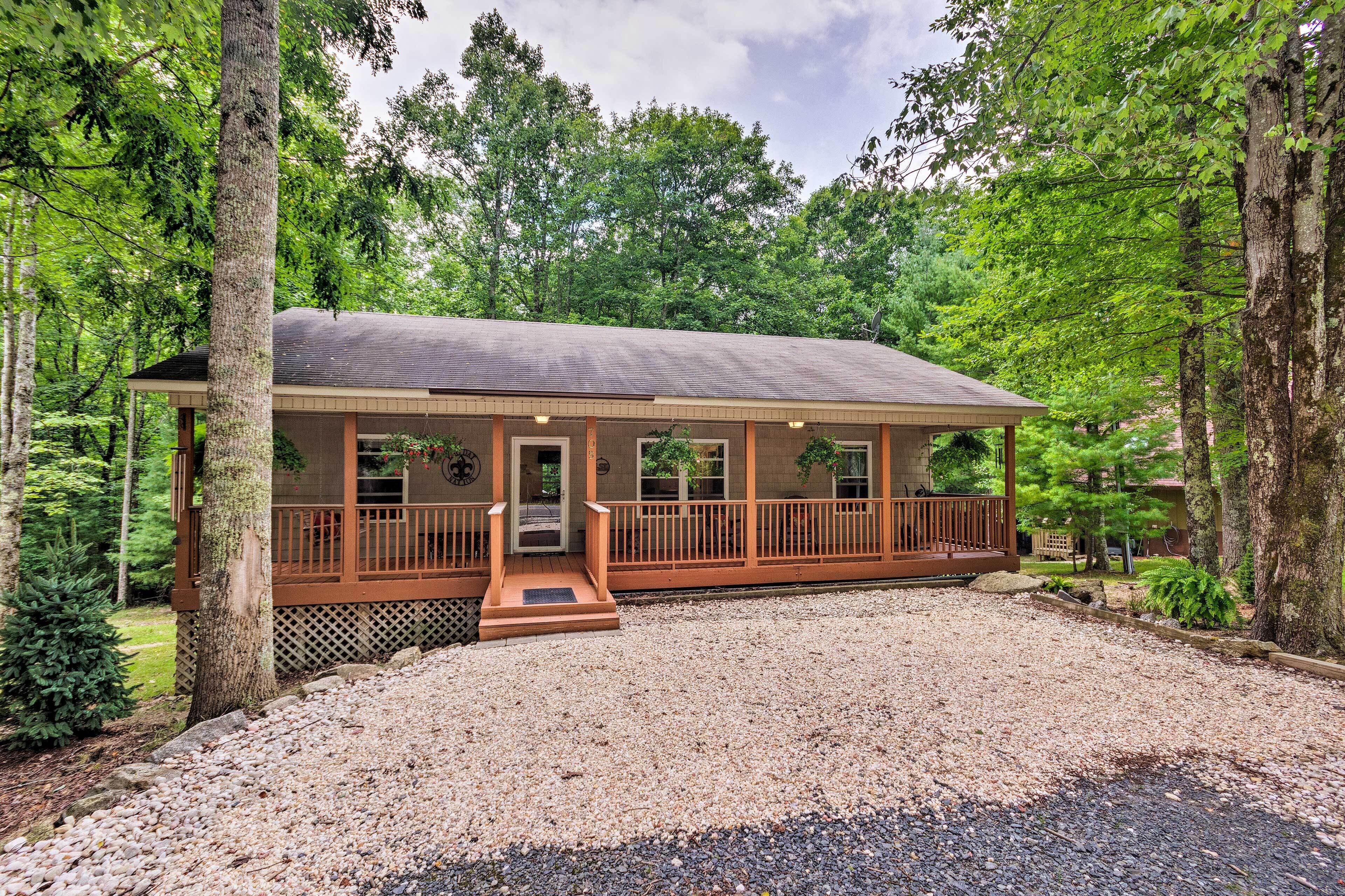 Cozy Home w/ Covered Deck by Beech Mountain Skiing