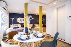 Deluxe-Haus, 1 Schlafzimmer | Essbereich im Zimmer