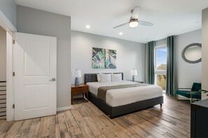 4 makuuhuonetta, silitysrauta/-lauta, vuodevaatteet