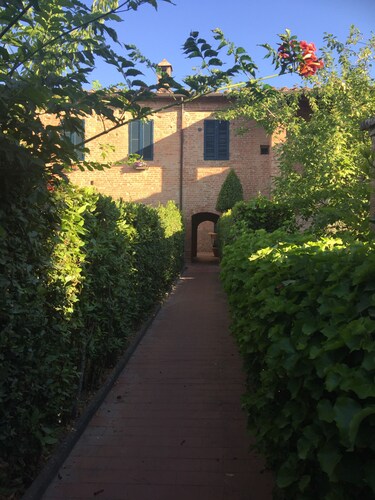 THE FRANCIGENA TWO-ROOM CUSTOMS