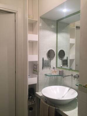 Shower, jetted tub, hair dryer, towels