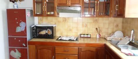 Geladeira, micro-ondas, cooktop, cafeteira/chaleira
