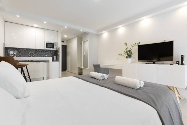 1 chambre, bureau, chambres insonorisées, fer et planche à repasser