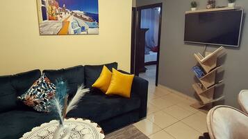 Una Smart TV, libros, una videoteca