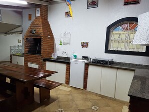 Geladeira, micro-ondas, cooktop, chaleira elétrica