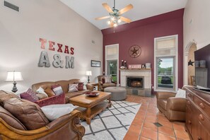 Smart-tv, een open haard, videospelletjes en een dvd-speler