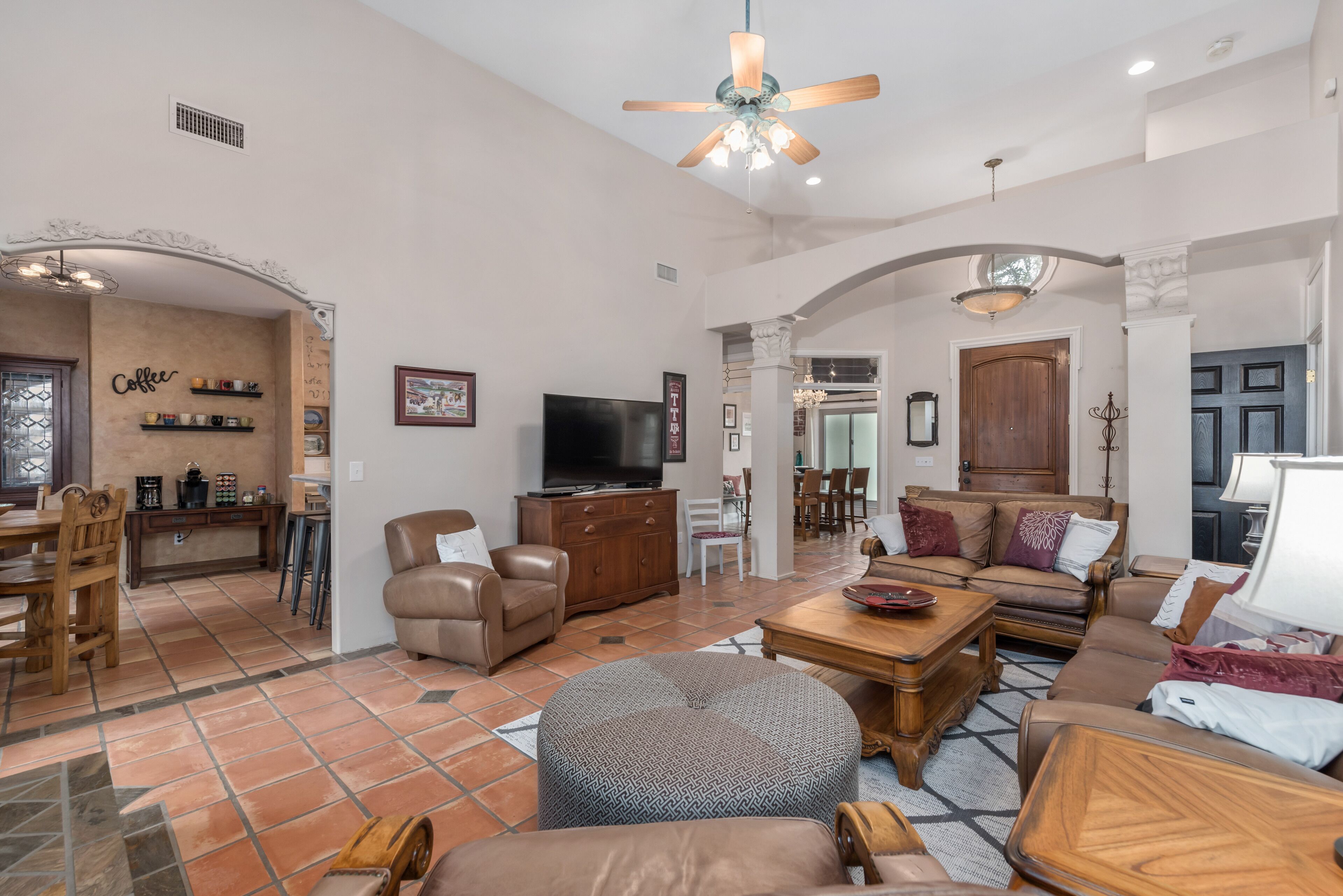 Älytelevisio, takka, videopelejä, DVD-soitin