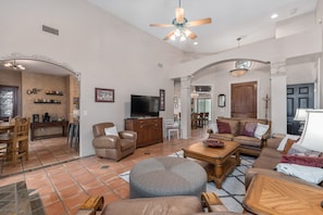 Smart TV, chimenea, videojuegos y reproductor de DVD