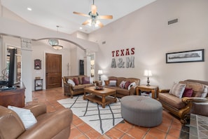 Smart TV, chimenea, videojuegos y reproductor de DVD