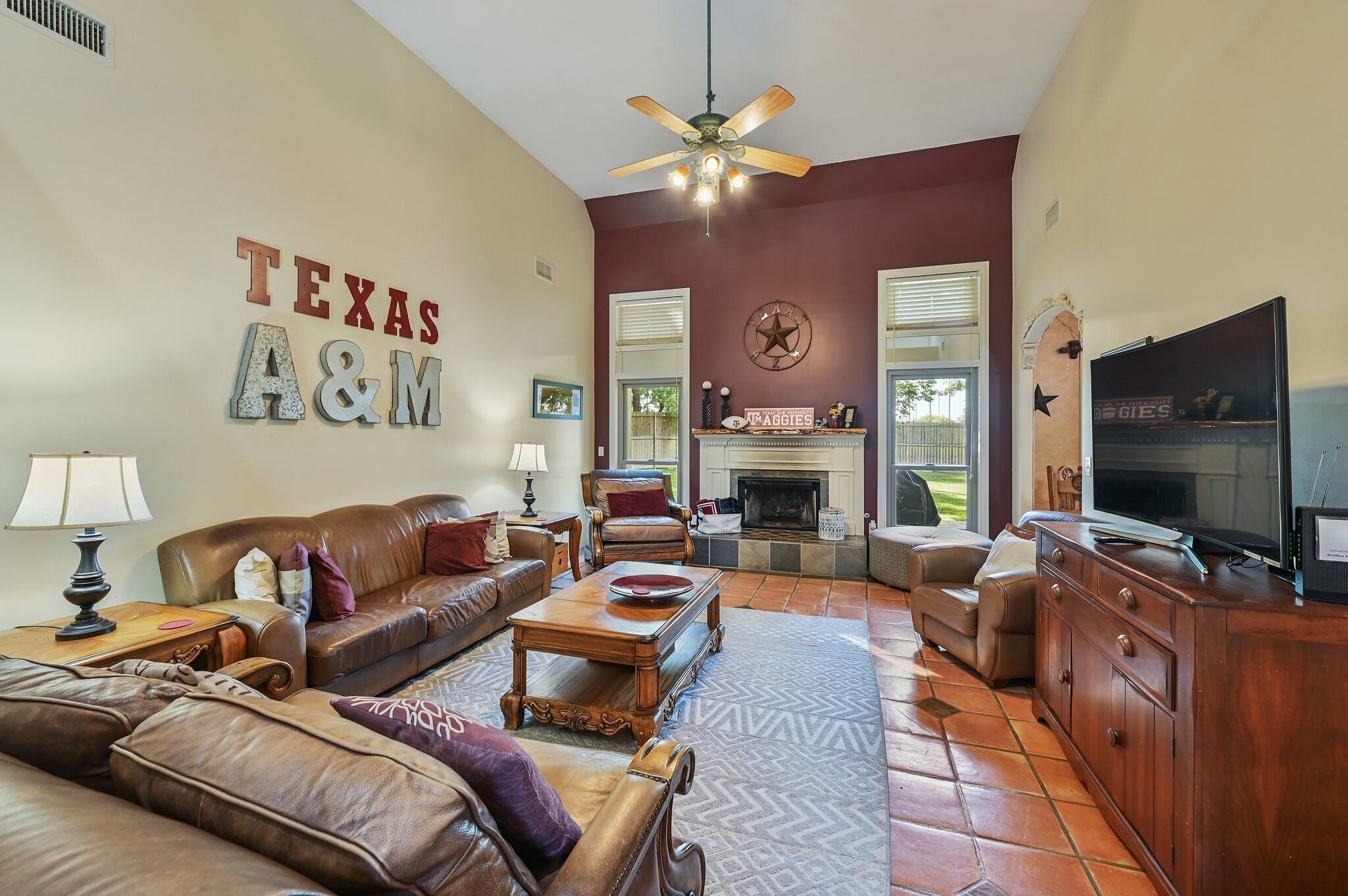 Spirit of Aggieland Retreat Close to Campus Huge Yard, Outdoor TV Pergola⭐️⭐️⭐️⭐️⭐️