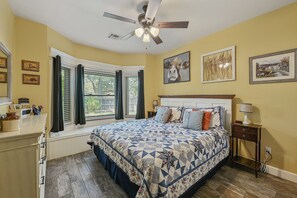 4 slaapkamers, een bureau, een strijkplank/strijkijzer, reisbedje