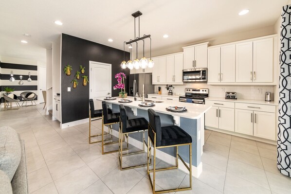 Jääkaappi, mikroaaltouuni, uuni, liesi