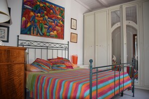 3 slaapkamers, een strijkplank/strijkijzer, reisbedje, gratis wifi