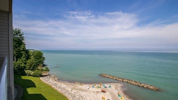 En la playa, camastros y toallas de playa