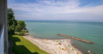 Condominio frente al lago con playa privada y piscina cubierta. 