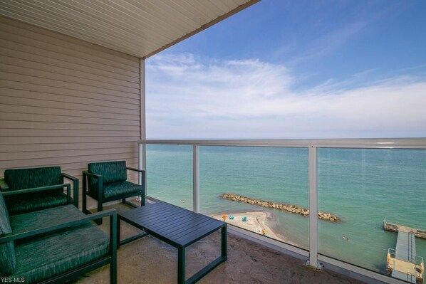 Property grounds - Lakefront Condo Sleeps 7-3br/2ba private beach/balcony/indoor pool specials-ask (Geneva)