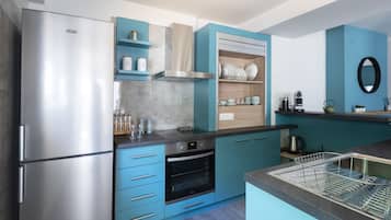 Fridge, oven, stovetop, dishwasher
