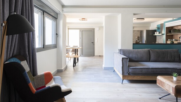 A modern living room with a sofa, a chair, and a dining area. - GroundFloor Apartment w/Smallyard in the ❤ of Kalamata (Kalamata)