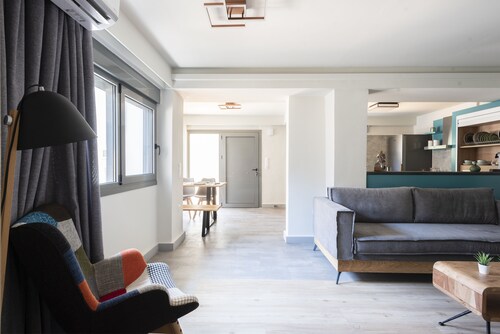 GroundFloor Apartment w/Smallyard in the ❤ of Kalamata