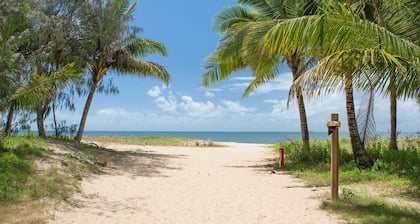 Belle Escapes Beachfront Apartment Yorkeys Knob