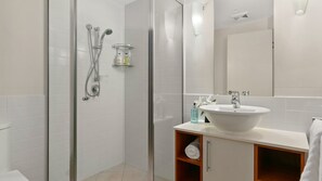 Dusche, Haartrockner, Handtücher, Seife