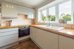 Kylskåp, mikrovågsugn, ugn och diskmaskin