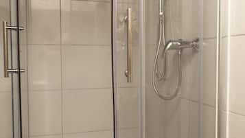 Gratis toiletartikelen, een haardroger, pantoffels, handdoeken