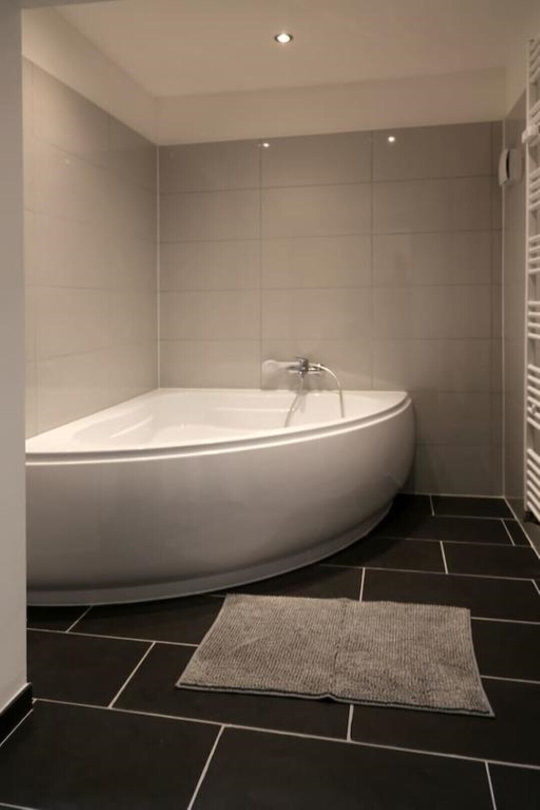 Gratis toiletartikelen, een haardroger, pantoffels, handdoeken