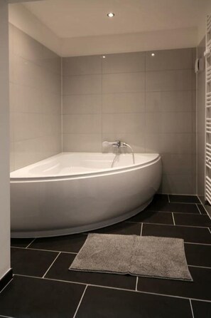 Kostenlose Toilettenartikel, Haartrockner, Hausschuhe, Handtücher