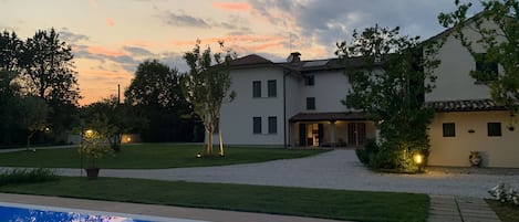 حمّام سباحة خارجي