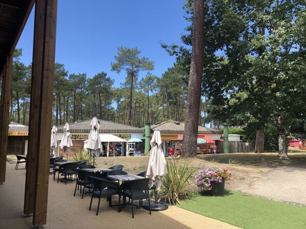 Outdoor dining - 4-6 person bungalow at Dune de Contis (Saint-Julien-en-Born)