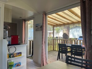 Outdoor dining - 4-6 person bungalow at Dune de Contis (Saint-Julien-en-Born)