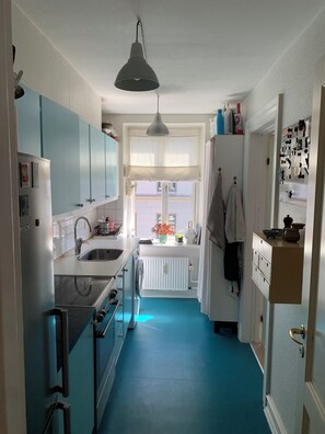 Kühlschrank, Herdplatte, Wasserkocher, Toaster