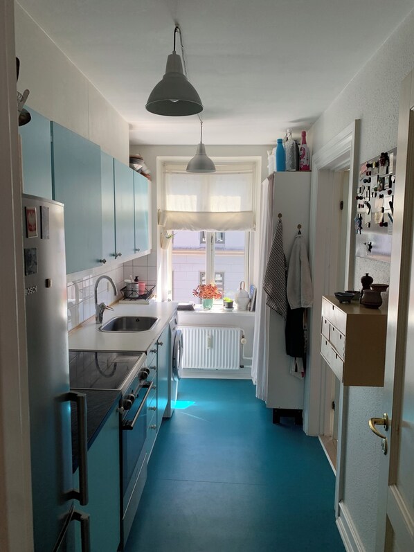 Kühlschrank, Herdplatte, Wasserkocher, Toaster