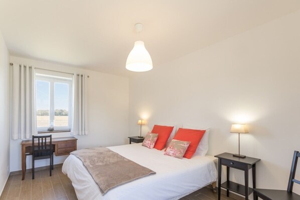 4 bedrooms, desk, iron/ironing board, travel crib